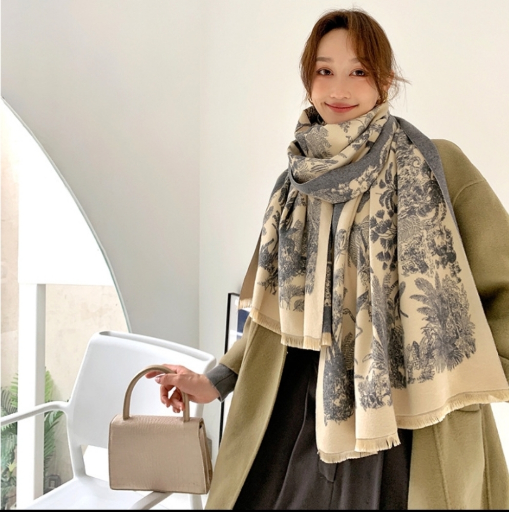 Elegant Cashmere Shawl - Picture 4 of 6
